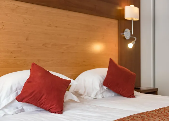 מלון Mercure Raphael Centre 4*