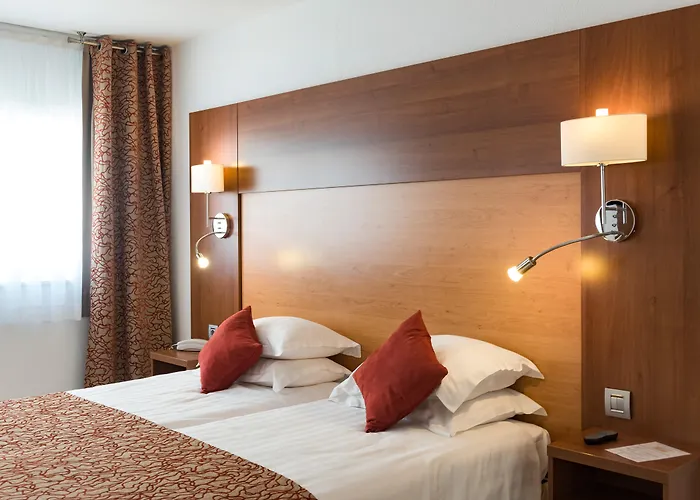 מלון Mercure Raphael Centre