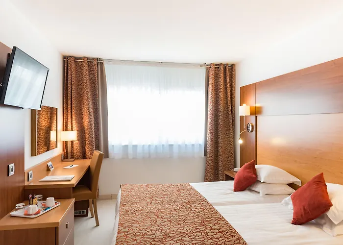 מלון Mercure Raphael Centre