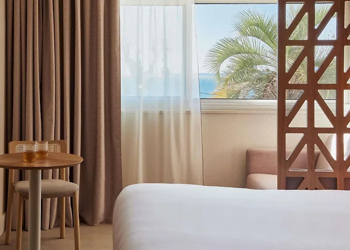 Mercure Raphael Centre מלון 4*
