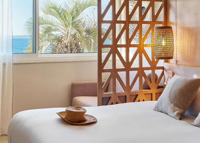 מלון Mercure Raphael Centre 4*