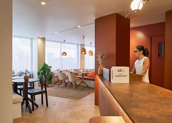 Mercure Raphael Centre מלון Saint-Raphaël