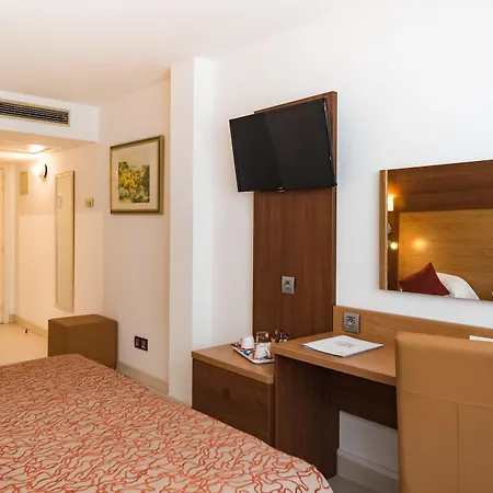 Mercure Raphael Centre 4*