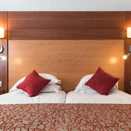 Mercure Raphael Centre Hotel 4*
