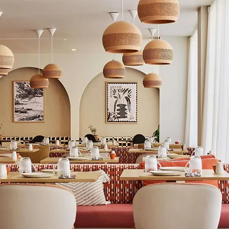Mercure Raphael Centre Hotel 4*