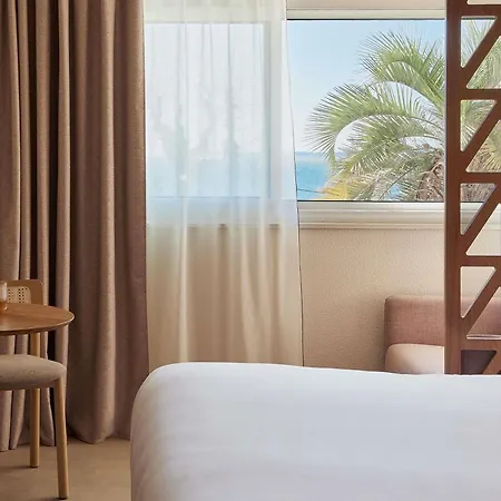 Mercure Raphael Centre 4*